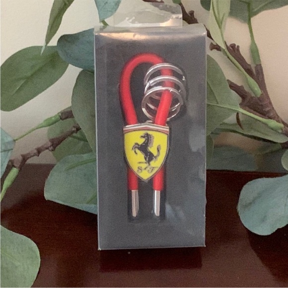 📌 NIB Original Ferrari Scuderia Rubber Strap Key Ring - Picture 2 of 2
